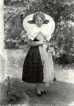 Braut aus Burg : Kleidung - niedersorbische Tracht. Ort: Bórkowy / Burg-Spreewald. Braut