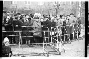 Kleinbildnegativ: Passierscheinstelle, 1965