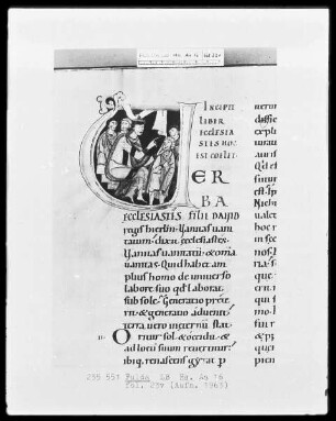 Biblia latina, pars 2 — Initiale V (erba), darin König Salomo als Prediger, Folio 23verso