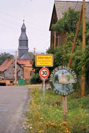 Ortseingang mit Ortsschild, Kirche
