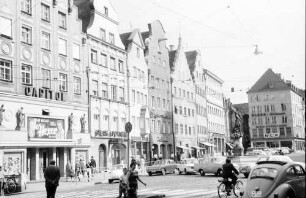 Augsburg: Maximilianstraße mit Merkurbrunnen [und Capitol]
