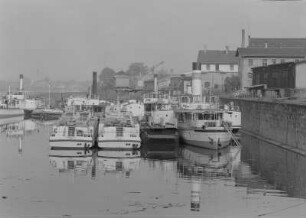 Dresden-Neustadt. Winterhafen der Weißen Flotte Dresden. Blick abgestellte Motorschiff, Dampfer und Landungsbrücken. Links der Personen-Seitenraddampfer "Pirna" (1898, Werft Blasewitz) beim Bekohlen