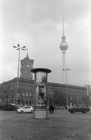 Rotes Rathaus mit Fernsehturm