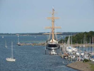 Travemünde - Segelschulschiff : Das Segelschulschiff "Passat" liegt am Kai. Aufgenommen am 7. August 2010 bei der Einfahrt in den Fährhafen von Lübeck-Travemünde