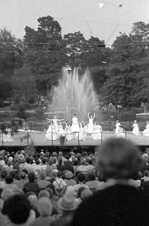 Ballett-Aufführung auf der Seebühne des Stadtgartens, gestaltet vom Ballett des Jugendheims am Engländerplatz.