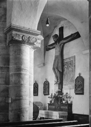 Kruzifix : Kruzifix. Holz, geschnitzt. Höhe 321 cm, Breite 320 cm (Spannweite) (um 1200). Altenstadt Kreis Weilheim-Schongau, Pfarrkirche Sankt Michael, südliches Seitenschiff