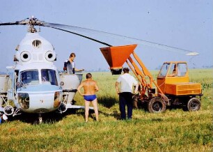 Beladung des Hubschraubers Mi-2