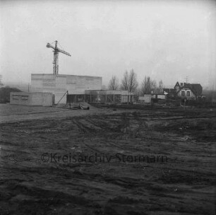 Wasserwerk: Schwarzendamm: Bau: in der Mitte Gebäudeteil mit Grundmauern, Gerüst: davor Baumaterial: hinten links Gebäudeteil vor Fertigstellung: dahinter Baukran: hinten rechts Wohngebäude: 26. Februar 1971