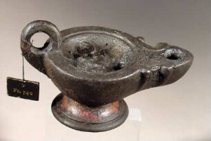 Lampe (moderne Nachbildung einer antiken Tonlampe mit einem Kind auf einem Delphin)