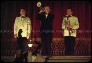 Musiker mit Blasinstrumenten auf der Bühne