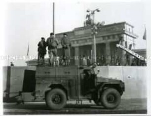Amerikanische Soldaten beobachten die neuen Absperrmaßnahmen am Brandenburger Tor
