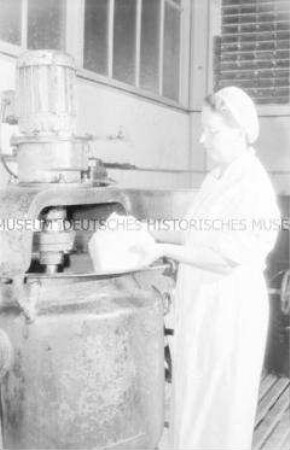 Arbeiterin im VEB Florena Rosodont Werke Waldheim (Mittelsachsen) am Cremekessel