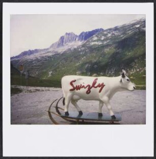 Kuhskulptur auf einem Schlitten im Berner Oberland