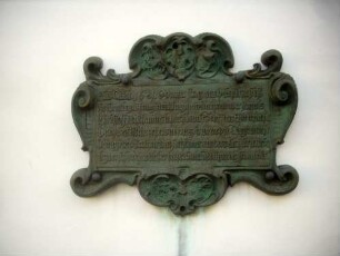 Stadtkirche - Gußeiserne Grabtafel mit ornamentierter Textkartusche und Jahr 1623