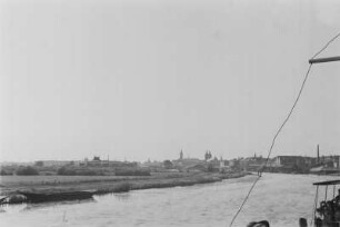 Kaliningrad : Blick von einer Erhöhung aus auf Kaliningrad. Im Vordergrund der Fluss Pregel.