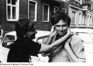 Die Künstlerin Thea Richter "zieht" dem Fotografen Christian Borchert "die Ohren lang"