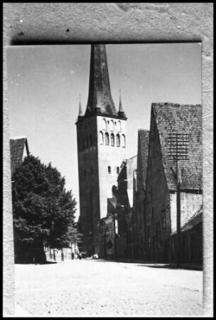 Reval, Tallinn: Breitstraße mit St. Olai Turm [Reproduktion eines Fotos]