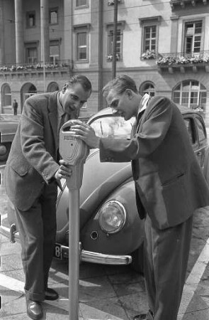 Inbetriebnahme der Parkuhren auf dem Parkplatz vor dem Rathaus.