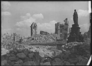 Dresden-Altstadt. Neumarkt mit Ruine der Frauenkirche und Denkmal Friedrich Augusts II.