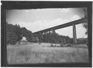 Nossen. Huthaus mit Autobahnbrücke