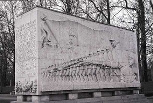 Berlin: Ostsektor; Sowjetischer Ehrenfriedhof; Relief über den russischen Feldzug
