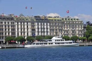 Genf - Ausflugsschiff : Ein Ausflugsschiff liegt am Quai des Bergues. Aufgenommen in Genf am 21. Mai 2010