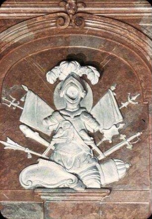Trophäen und Reliefs mit mythologischen Szenen