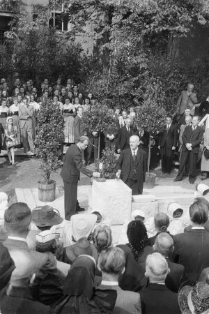 Festakt zur Grundsteinlegung für das Haus der Sorben, am 24.08.1947 in Bautzen. : Swjatočnosć połoženja zakłada Serbskemu domej, dnja 24.08.1947 w Budyšinje.