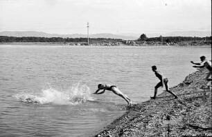 Riegel: Baggersee mit Badenden bei Riegel
