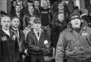 Die Nationaldemokratischen Partei Deutschlands (NPD) und deren Jugendorganisation Junge Nationaldemokraten (JN) veranstalten unter massivem Polizeischutz ihren Bundeswahlkongress inder Nibelungenhalle. Passau, 07.02 1998. hier: Teilnehmer und Ordner vor dem Hallen-Eingang