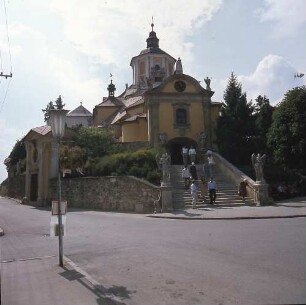 Österreich. Eisenstadt. Gnadenkapelle (um 1710) auf dem Kalvarienberg. Straßenansicht mit Treppenaufgang