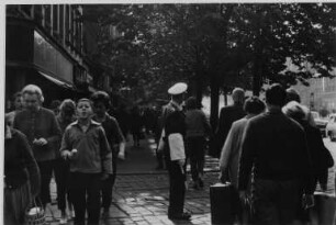 Straßenszene mit Verkehrspolizist