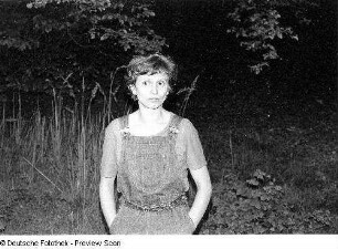Portrait der Bildhauerin Thea Richter, aufgenommen im Freien