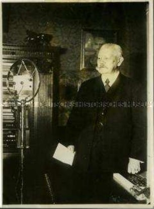 Reichspräsident von Hindenburg bei einer Rundfunkansprache