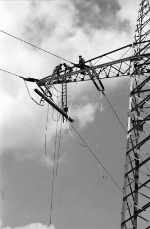 Singen: Monteure auf Zuleitungmast