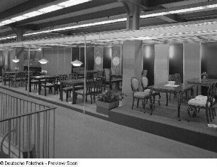 Ausstellungskojen mit Tischen und Stühlen