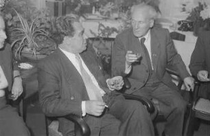 60. Geburtstag von Walter Maschke, Generalsekretär der Volksbühne Berlin : Walter Maschke mit dem Regisseur Hans Rodenberg (links) im Gespräch