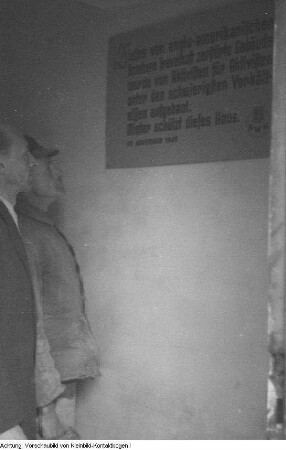 Dresden, Gruna, Falkensteinplatz. Einzug der ersten Mieter, der Familie Voigt, in den wiederaufgebauten Wohnblock, Anwesend u.a. Oberbürgermeister Weidauer, 16. November 1949