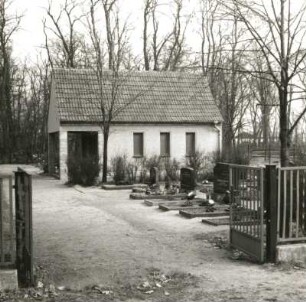Altdöbern-Reddern. Friedhof. Feierhalle hinter Grabanlagen