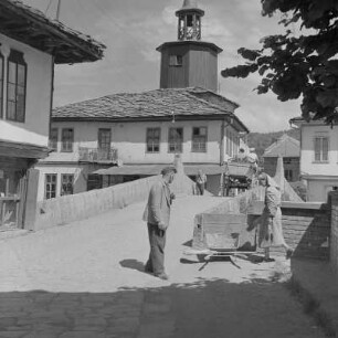 Die bulgarische Kleinstadt Trjawna an den nördlichen Hängen des Balkangebirges liegend. Der Uhrturm von 1814 im Stadtzentrum