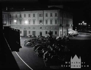 Lugano. Platz mit Autos bei Nacht