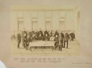 Generalstabsreise 1884, neunzehn Offiziere, teils stehend, teils sitzend, in Uniform, teilweise mit Orden, Bilder vorwiegend in Halbprofil