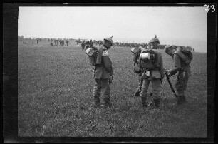 Manöver [in Schwaben:] Infanteristen mit Tornister auf dem Feld beim Aneinanderlehnen der Gewehre