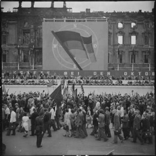 Berlin, Demonstration zum 1. Nationalkongreß der Nationalen Front des demokratischen Deutschlands auf dem Schlossplatz (Marx-Engels-Platz)