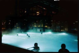 Freiburg: Freiburger Thermal-Mineralbad, Schwimmbecken von außen, mit Halle
