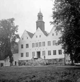 Kloster Nütschau: Herrenhaus: Restaurierung der Nordfront: vor Fertigstellung der Außentreppe: davor Sandhaufen: vorn Rasenfläche: rechts und links Bäume
