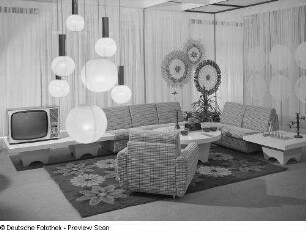 Sitzgruppe mit Fernseh-, Couch- und Beistelltisch : Leipziger Herbstmesse, 1972. Wohnzimmermöbel (1972; Möbelkombinat Erfurt (MKE)). Ansicht mit Sitzgruppe, Fernseh-, Couch- und Beistelltisch