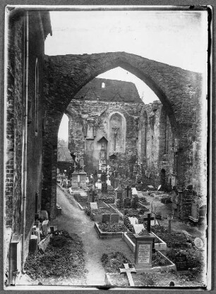 Friedhof in Bautzen, inmitten der Nikolai Kirchruine : Bautzen. Friedhof St. Nikolai