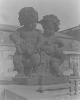 Puttenpaar : Puttenpaar. Sandstein (1701/1800?). Dresden. Zwinger