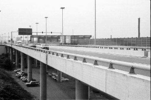 Basel: Autobahnrampe nach Basel, vom Verschiebebahnhof Weil aus